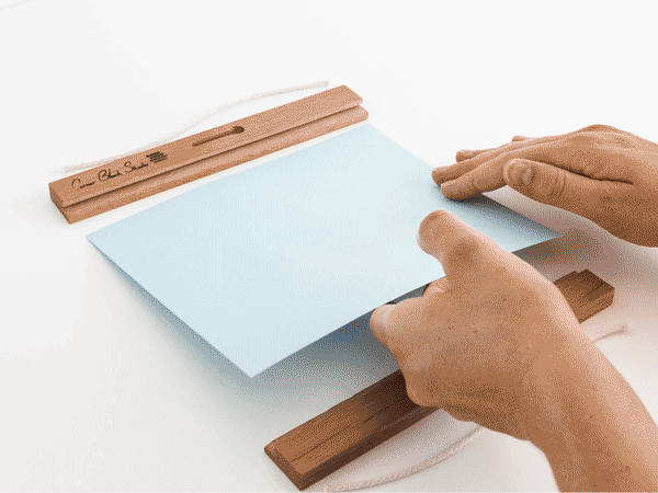 Animated instructions for framing your posters, photos and prints in the Pressi Frame by Corner Block Studio. Overview.